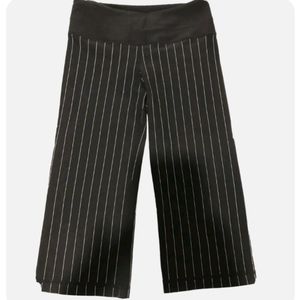 Lululemon Clam Digger Women's sz 6 Crop Legging pants Pinstripe Black Yoga Capri